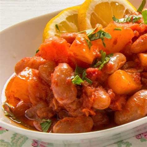 Pilaki is a style of turkish meze and may refer to several dishes that are cooked in a sauce made out of onion, garlic, carrot, potato, tomato or tomato paste, sugar, and olive oil. Zeytinyağlı Barbunya Pilaki Kaç Kalori? | CALORIESTA