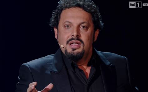 Notizie, foto e video su enrico brignano, tutti gli aggiornamenti il messaggero. Enrico Brignano a Sanremo 2016 commuove tutti con la sua ...