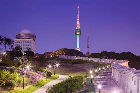 Namsan Parque Y N Seúl Torre Por La Noche Corea Del Sur Foto De Stock Y