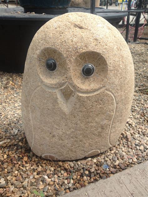 Their natural prey includes the rodents, skunks, rabbits, and smaller birds that can be extremely detrimental to any owls are not the easiest animals to attract, but implementing these methods will increase the chances of attracting owls to your garden! Épinglé sur hoot hoot