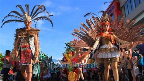Foto Foto Karnaval Pakaian Kreasi Dan Pakaian Adat Hut Kota Pontianak