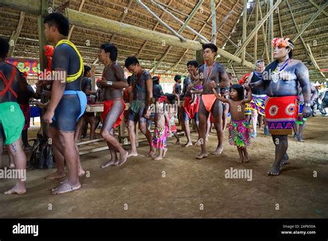 embera puru women and men performing dance village embera puru village in panama indigenous