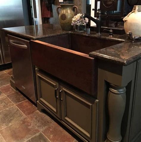 The best farmhouse sink is not only a matter of style but also of convenient use! 33" Hand Hammered One Well Copper Farmhouse Sink | Farmhouse sink kitchen, Copper farmhouse ...