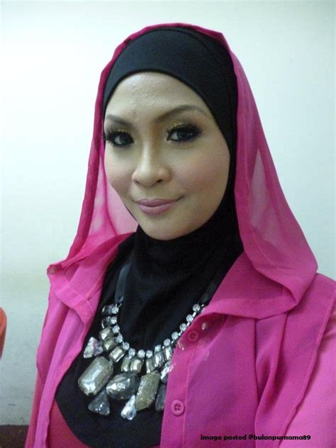 Hampir 10 tahun bergelar ibu tunggal, penyanyi dan pelakon siti nordiana berkata dia tidak melihat status sepertinya lebih menjadi tarikan suami orang. Siti Nordiana bertudung (5 gambar)