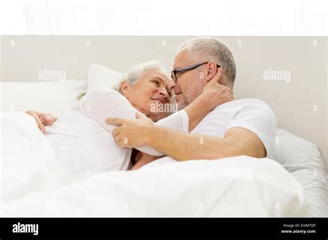 Mann Und Frau Beim Küssen Im Bett Fotos Und Bildmaterial In Hoher Auflösung Alamy