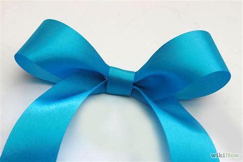Take a fork and wrap one ribbon around it, looping it through the teeth (like a make a knot and take the fork out so that you can get a bow. How to Make a Bow Out of a Ribbon | How to make bows, Bows diy ribbon, Ribbon bows