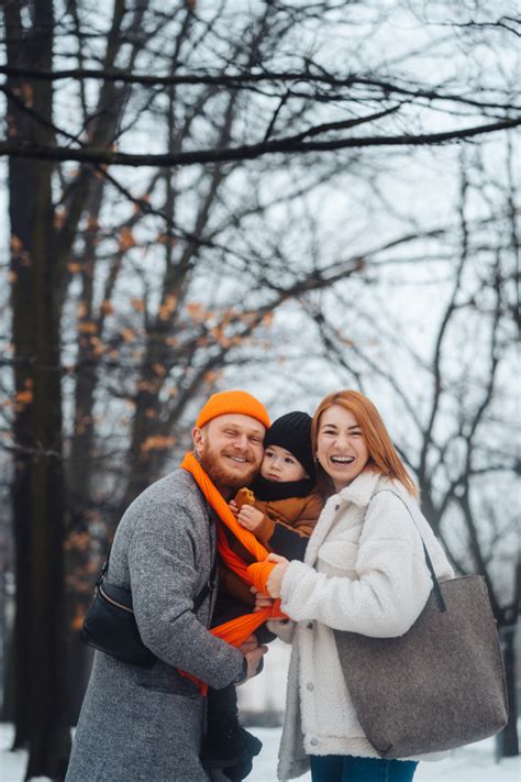 Papá Mamá Y Bebé En El Parque En Invierno Foto Gratis