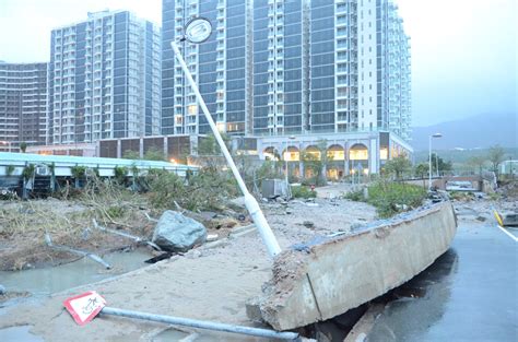 Jun 22, 2021 · 受到滯留鋒面及西南風影響，中央氣象局針對全台14縣市發布豪大雨特報，其中彰化縣彰員路稍早降下大雨，來的又快又急，造成部分路段水淹至腳踝，車輛開過泥水紛紛飛濺起來，還有民眾冒險清除塞住的地方。民眾受訪指出，其實這地區水消去很快，只是因為水來的太快，加上有地方堵住了，水. 【山竹襲港】將軍澳慘成重災區 處處水浸一片狼藉 -- 星島日報