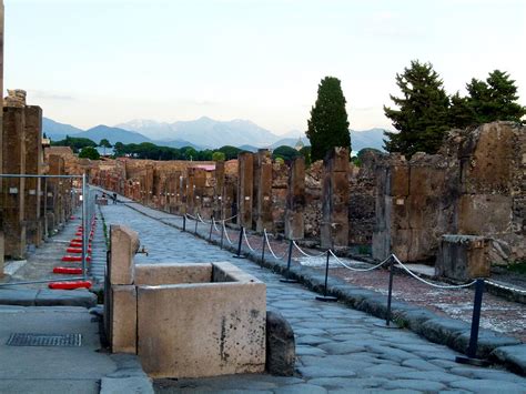 Pompeji ist eine der wichtigsten ausgrabungsstätten der welt. Pompeji