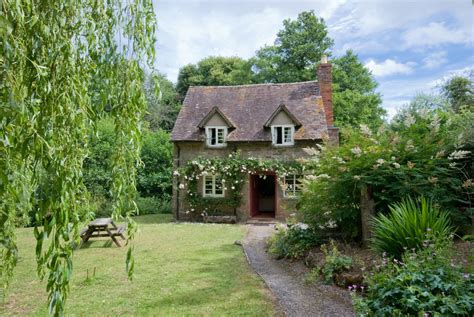 This English cottage could quite possibly be the most romantic place to
