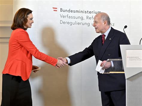 Justizministerin alma zadic setzt sich gegen hass im netz ein und war selbst mit anfeindungen im internet konfrontiert. Hass im Netz: Ex-Justizminister Jabloner verteidigt ...