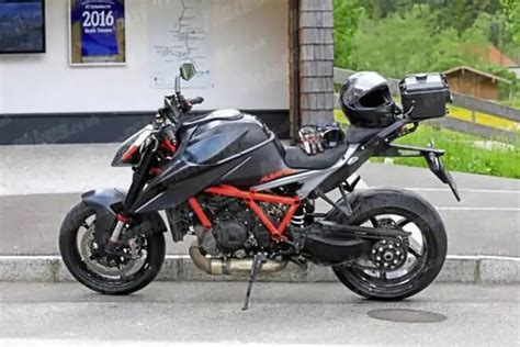 The name ktm and model name duke simply don't go well together without the '690' deduction from cylinder capacity so in 2009, the middleweight streetfighter carries on being present in the austrian manufacturer's lineup and stands for the same. 2020 KTM 1290 Super Duke R Spy Shots Out; To Get A Major ...