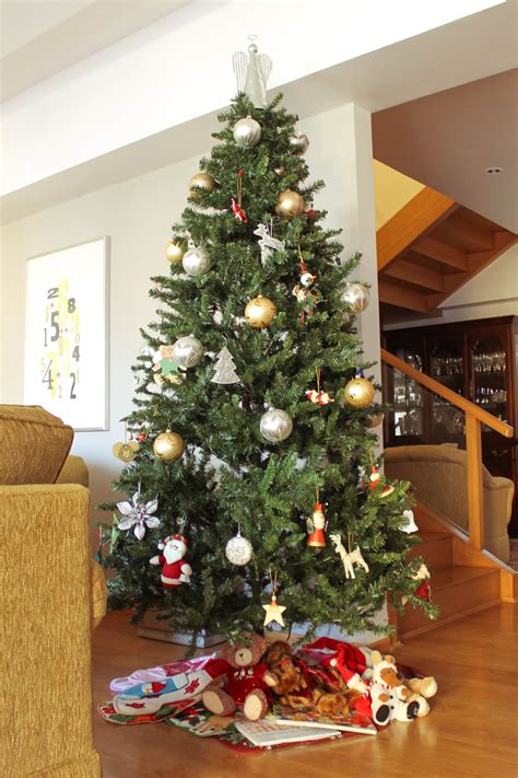 Throw aqua on your tree to compliments all your silver and white and make sure to frost the mantle and dining room table too. White, Silver & Gold Christmas Decoration - Chuzai ☆ Living