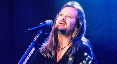 This is not an acoustic version, but rather a full band. Travis Tritt Brings The Audience To Their Feet With Uplifting 'Great Day To Be Alive' | Country ...