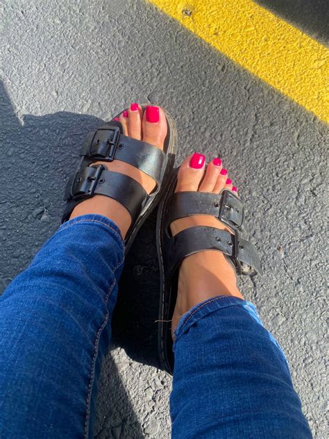 𝐆𝐎𝐃 𝐍𝐈𝐗𝐈𝐄 ♡ On Twitter My Toes And Feet Are So Pretty