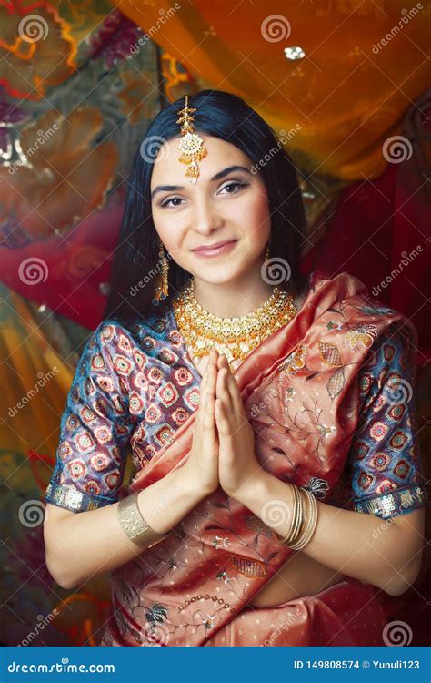 fille indienne douce de beaut vraie dans le sourire de sari gai bijoux brillant concept de