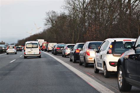 A40-Unfall zwischen Kempen und Neukirchen-Vluyn - Lkw kracht in Leitplanke