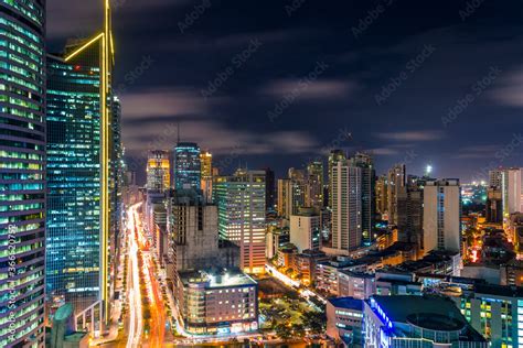 Foto De Bustling Scene Of Ayala Avenue And Makati Skyline At Night