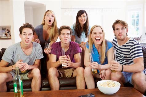 Groupe D Amis S Asseyant Sur Sofa Watching Sport Together Image Stock Image Du People Sport