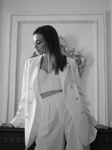 Gambar : wanita, lengan, leher, street fashion, pinggang, Abu-abu, gaya