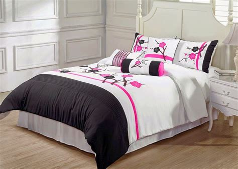 But unlike other metallic finishes, this one is a bit offbeat and unique. 20 Amazing Pink and Black Bedroom Decor