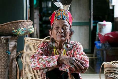 Foto Telingaan Aruu Tradisi Kuping Panjang Khas Suku Dayak Yang
