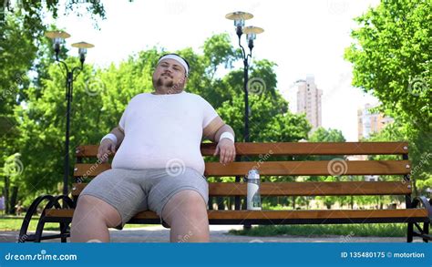 El Hombre Gordo Confiado Que Se Sienta En Parque Siente Feliz Contento Con La Vida Uno Mismo