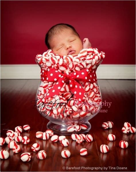33 Absolutely Cute Babies And Their First Christmas Photo