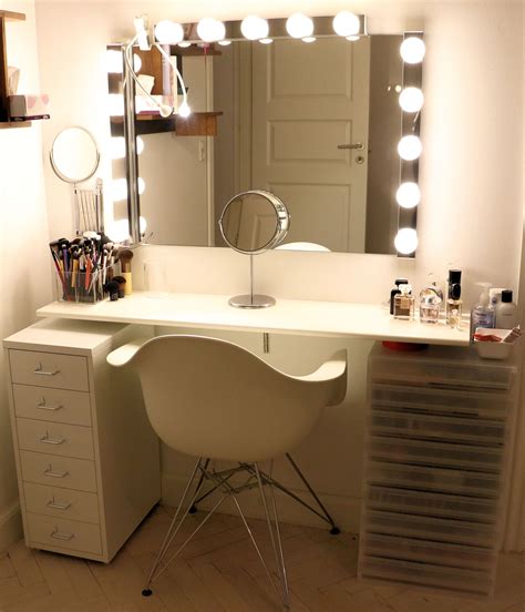 Haha i definitely love to be hands on with things like this. Vanity, dressing table, makeup station www.achtungbeauty ...