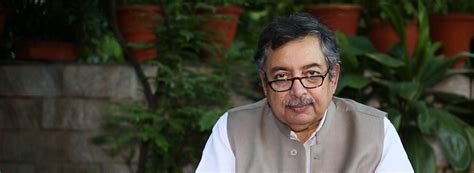 Vinod dua has an average height and he is 5 feet and 4 inches tall. जन गण मन की बात, एपिसोड 67: गांधी और नोटबंदी