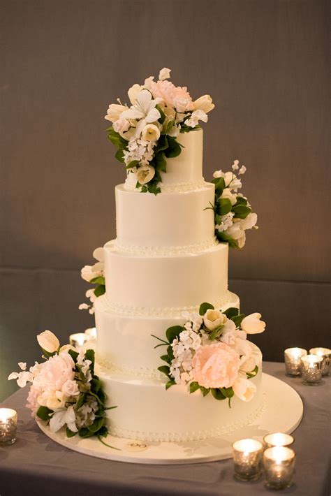 Wedding Cake With Fresh Flowers Elizabeth Anne Designs The Wedding Blog