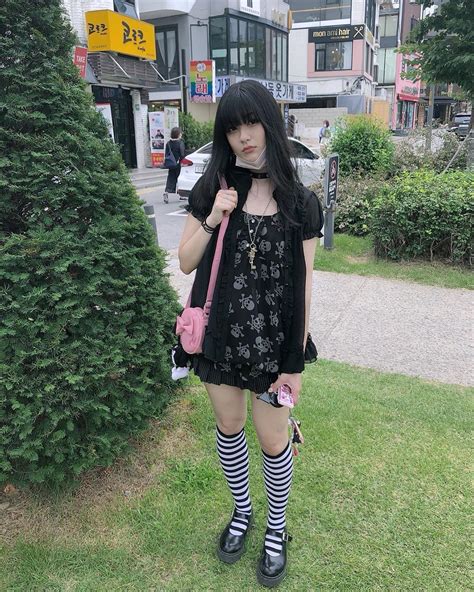 Pin By Adri On Fts In 2020 Edgy Outfits Aesthetic Clothes Goth Girl Outfits