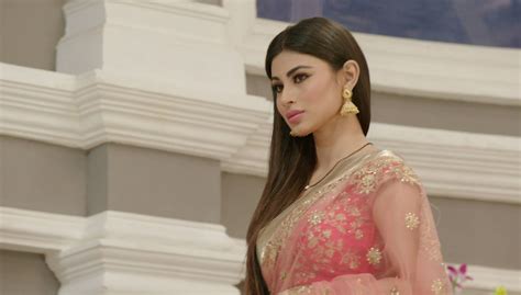 Mouni Roy Looks Breathtakingly Beautiful As Shivangi On Naagin 2