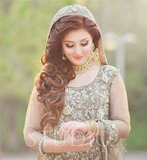 Side Loose Curls With Dupatta Hairstyles For Pakistani Brides Pakistani Engagement Hairstyles