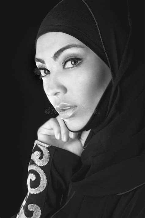 Portret Arabisch Meisje In Hijab Oogb W Foto Stock Afbeelding Image