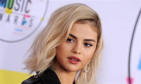 There's no doubt about it, selena gomez absolutely slayed at the amas yesterday when she debuted her new platinum blonde'do on the red carpet. Selena Gomez shows off new blonde bob at AMAs | HELLO!