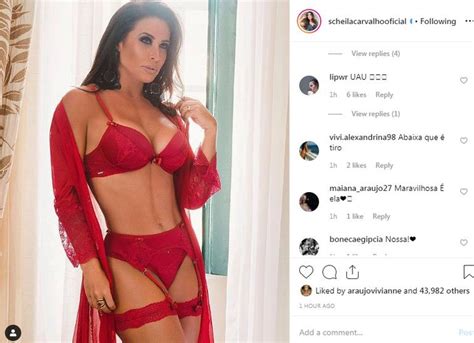 De lingerie vermelha Scheila Carvalho exibe corpão sarado e impressiona