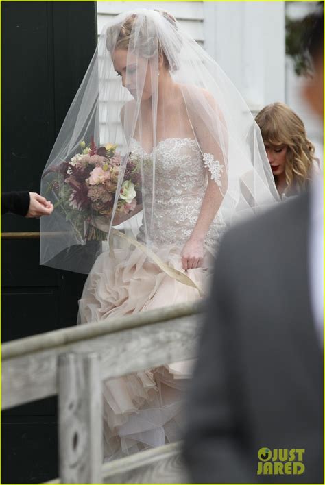 Taylor Swift Holds Bff Abigail Anderson S Dress At Her Wedding Photos Photo Photo