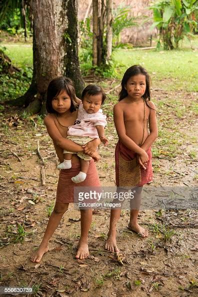 Young Girls In A Village On The Amazon River Peru Photo Dactualité