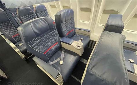 Boeing 737 800 First Class Seats United Elcho Table