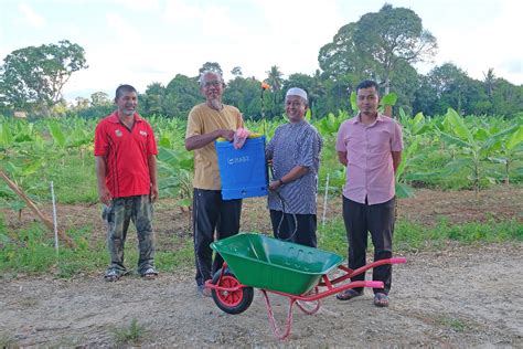 Dato' dr zairossani mohd nor ketua pengarah lembaga getah malaysia. Pekebun Berkelompok Terima Bantuan Alatan Pertanian - TRDI ...