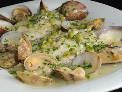 Las almejas le dan un puntito muy bueno al plato y además se suele acompañar con guisantes o. Merluza en salsa verde - Koldo Royo - Video receta - Canal ...