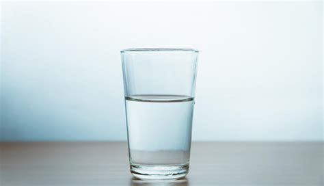 ¿Vaso de agua o vaso con agua?: RAE pone punto final a este dilema