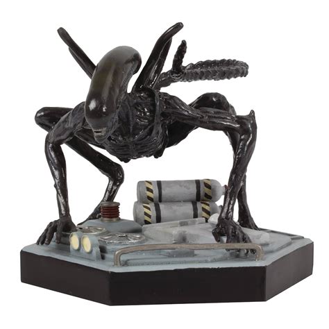 It goes from room to room, killing everyone it comes across. Eaglemoss Alien Predator Figurine Collection #35 Xenomorph ...