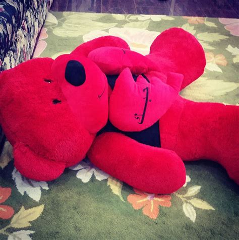 ألاّ تُكلم الناس زمناً مدّته ثلاث ليالٍ، ولكن الآية جرت على سَنَن العرب في الإيجاز، فحذفت الظرف واجتزأت بعدده. جولولي | هيا الشعيبي تتلقى هدية من زوجها .. صور