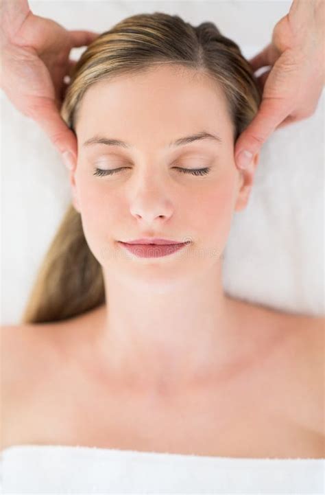 Mulher Relaxado Que Recebe A Massagem Principal Em Termas Da Saúde Foto De Stock Imagem De