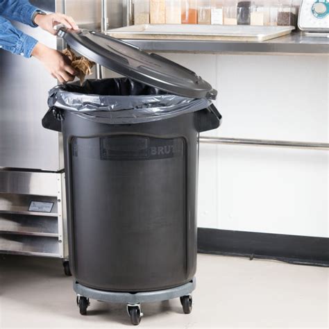 Rubbermaid Brute 32 Gallon Black Executive Round Trash Can With Lid And