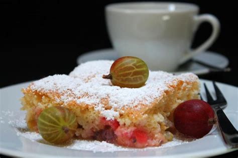 Tolle rezepte mit stachelbeeren reif gepflückt sind stachelbeeren pur aus der hand ein großer genuss, meist werden sie jedoch zu leckeren konfitüren oder kuchen verarbeitet. Stachelbeerkuchen | Rezept | Stachelbeerkuchen ...