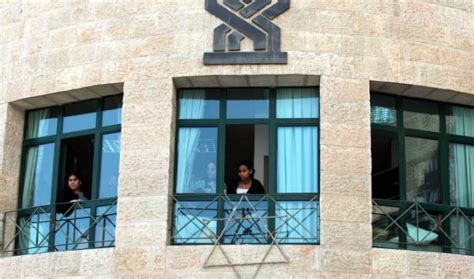 המוסד לביטוח לאומי גובה דמי ביטוח לאומי מכל התושבים בהתאם להכנסותיהם ולמעמדם, ומשלם קצבאות לזכאים. תביעה נגד ביטוח לאומי: כסא במקום נשבר - האם שהניקה נפלה עם ...