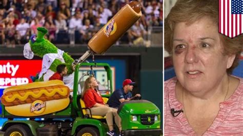 Woman Hit In Face By Flying Hot Dog During Phillies Game Tomonews
